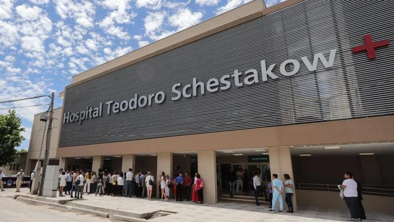 La tragedia dejó a tres personas internadas en el hospital Schestakow.