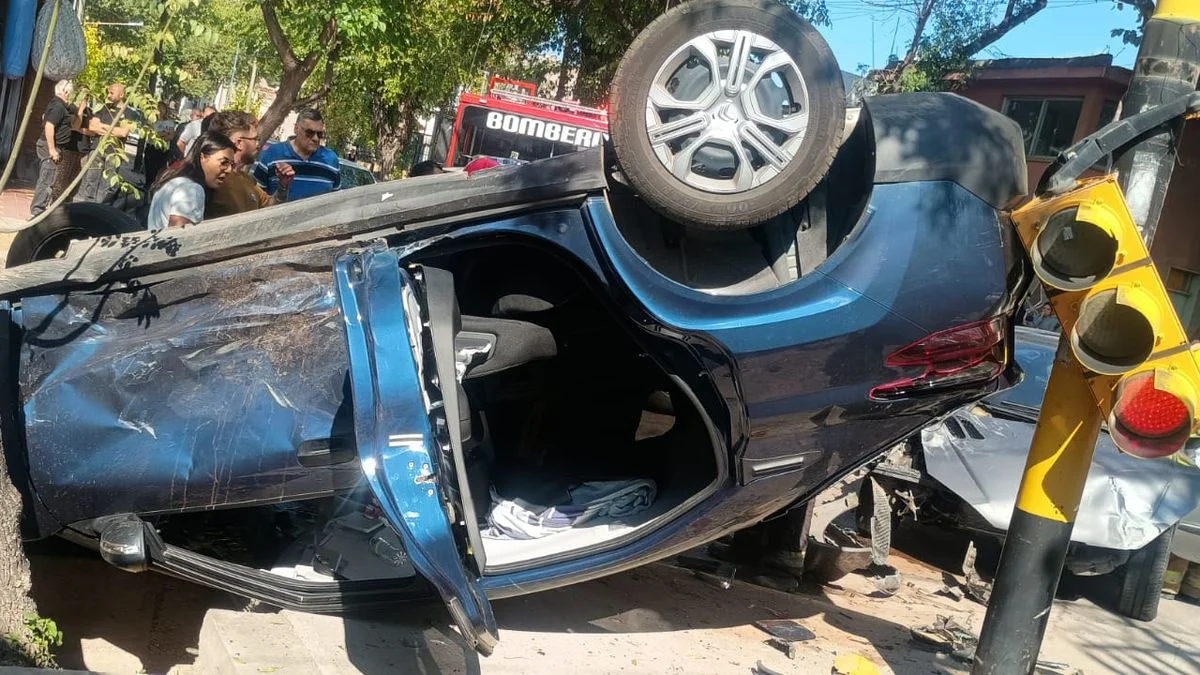 Violento choque y vuelco en Ciudad: tres personas resultaron heridas