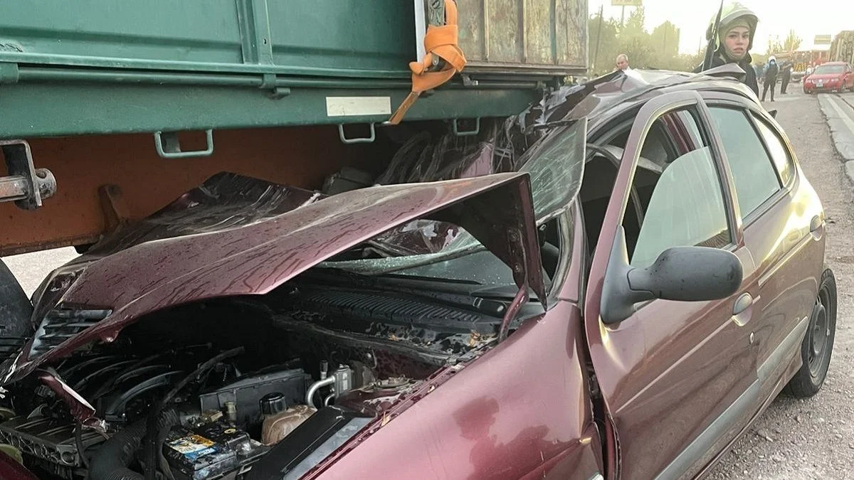 Aparatoso accidente en cadena en Acceso Sur y Paso: cinco autos y un camión involucrados