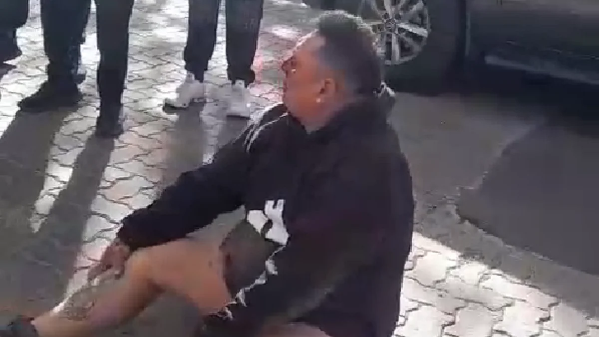 En pleno centro de Mendoza: los videos de la paliza a uno de los delincuentes que robó en la Galería Tonsa