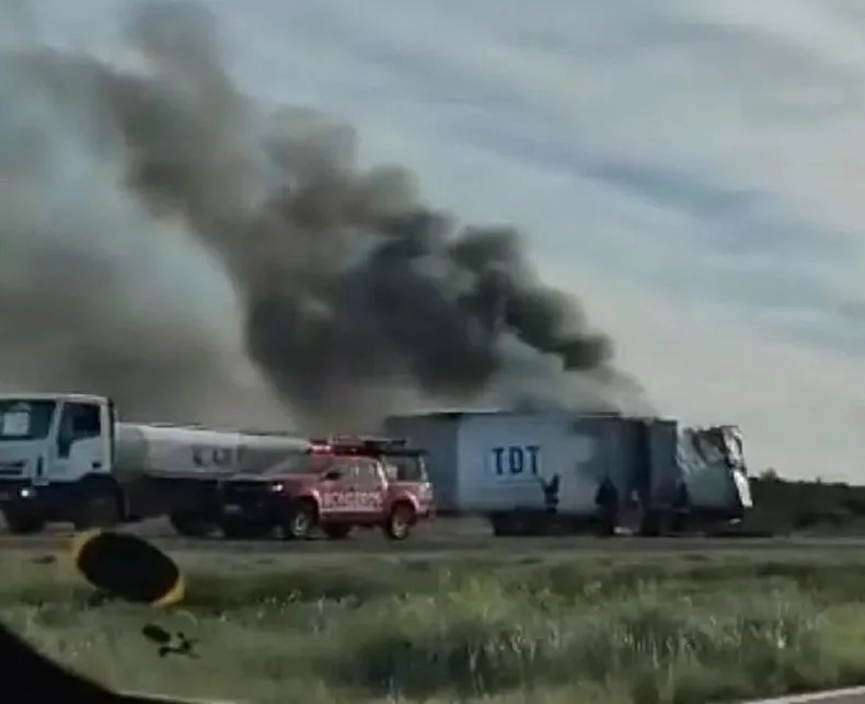 Camión incendiado en la ruta 7