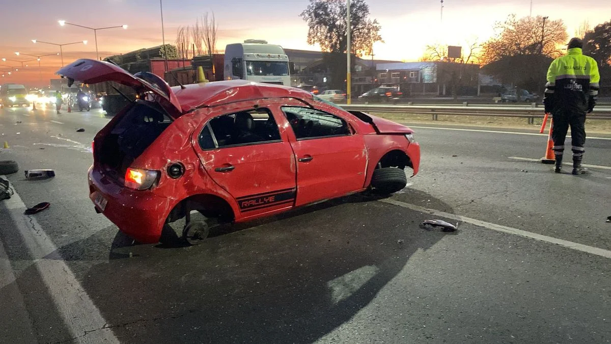 Un auto volcó en el Acceso Sur y hay un herido grave