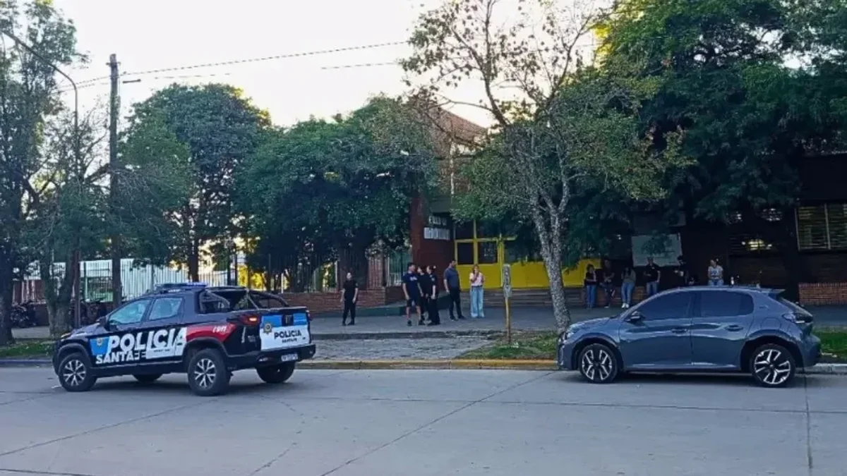 Un alumno disparó en una escuela de Santa Fe, mató a un estudiante de 13 años e hirió a otros dos