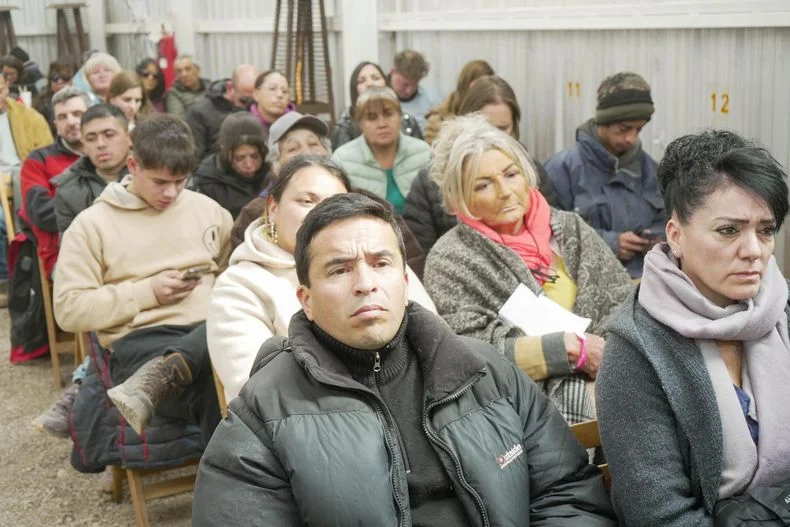 Con calefacción y wifi, la audiencia en el campamento de San Jorge. 