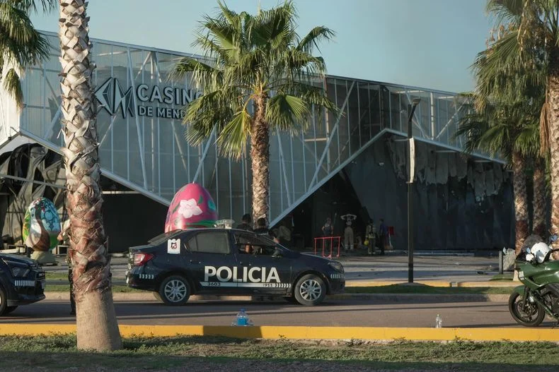 Una postal del incendio en el casino de San Martín. 