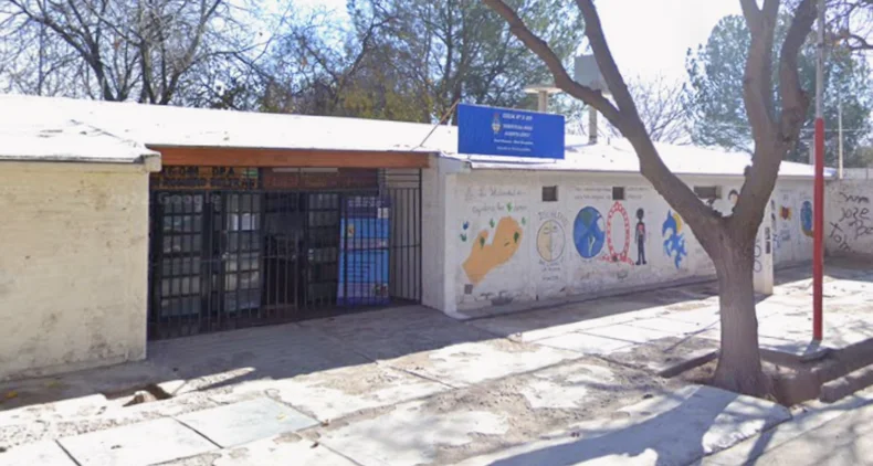 La escuela antes del incendio que la afectó 