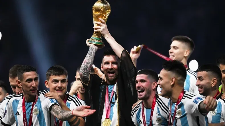 El trofeo que alz&oacute; el astro argentino aterriza en Mendoza.