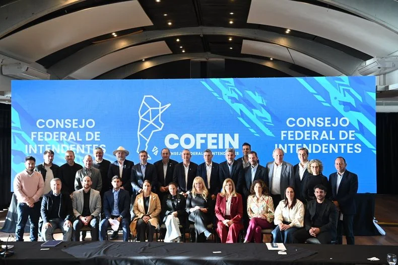 Intendentas e intendentes, entre los que est&aacute; Ulpiano Su&aacute;rez, en la reuni&oacute;n de Rosario.&nbsp;