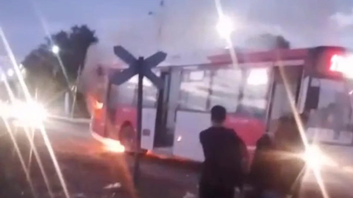 "Una falla mecánica": se prendió fuego un colectivo de la línea 200 en Maipú