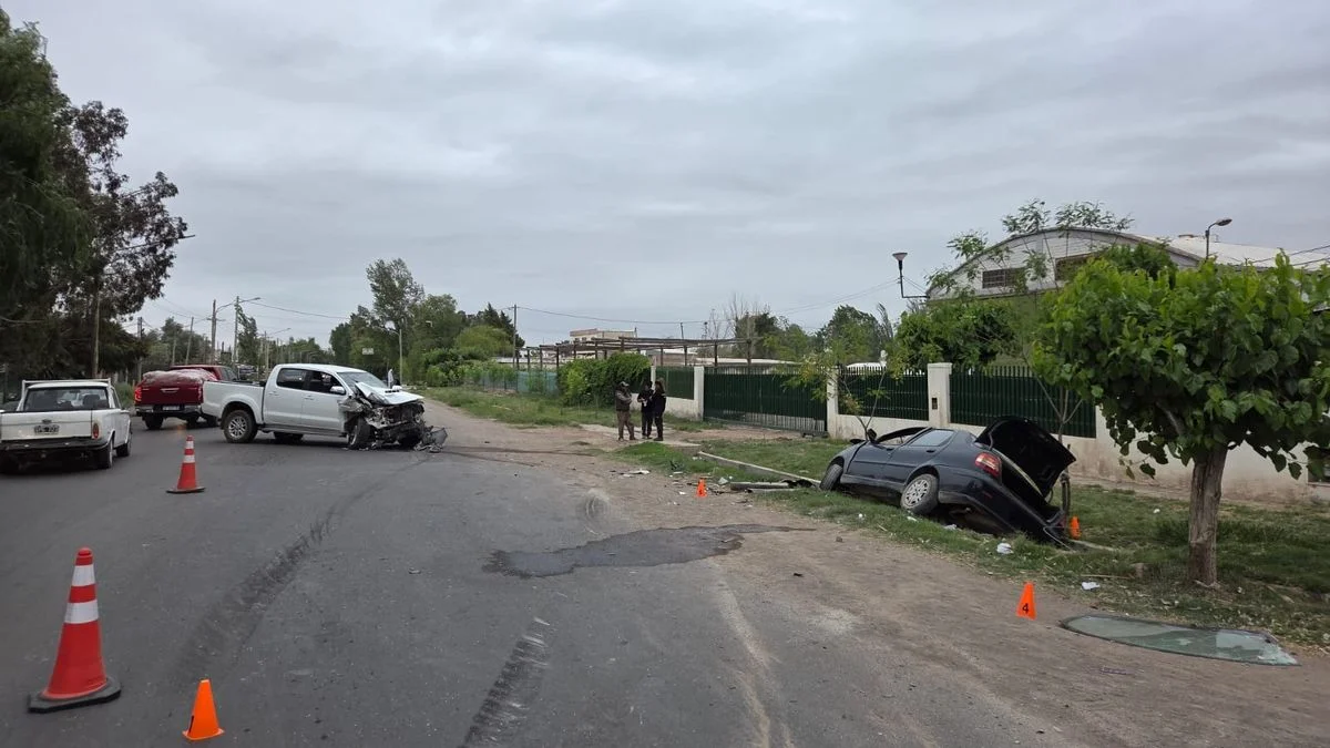 Fuerte choque frontal entre una camioneta y un auto que terminó dentro de un canal en Guaymallén