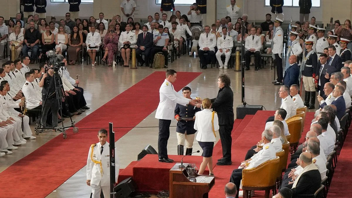 El presidente Javier Milei el entregó un sable de honor a un joven de San Rafael en el Colegio Militar