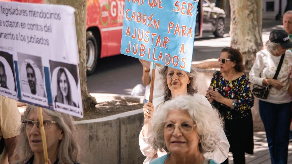 Jubilados de Mendoza resisten en las calles: Milei planea el 2026 con el bono congelado y haberes de miseria