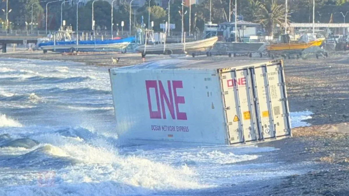 El misterio del contenedor flotante: apareció en Puerto Madryn y quedó encallado