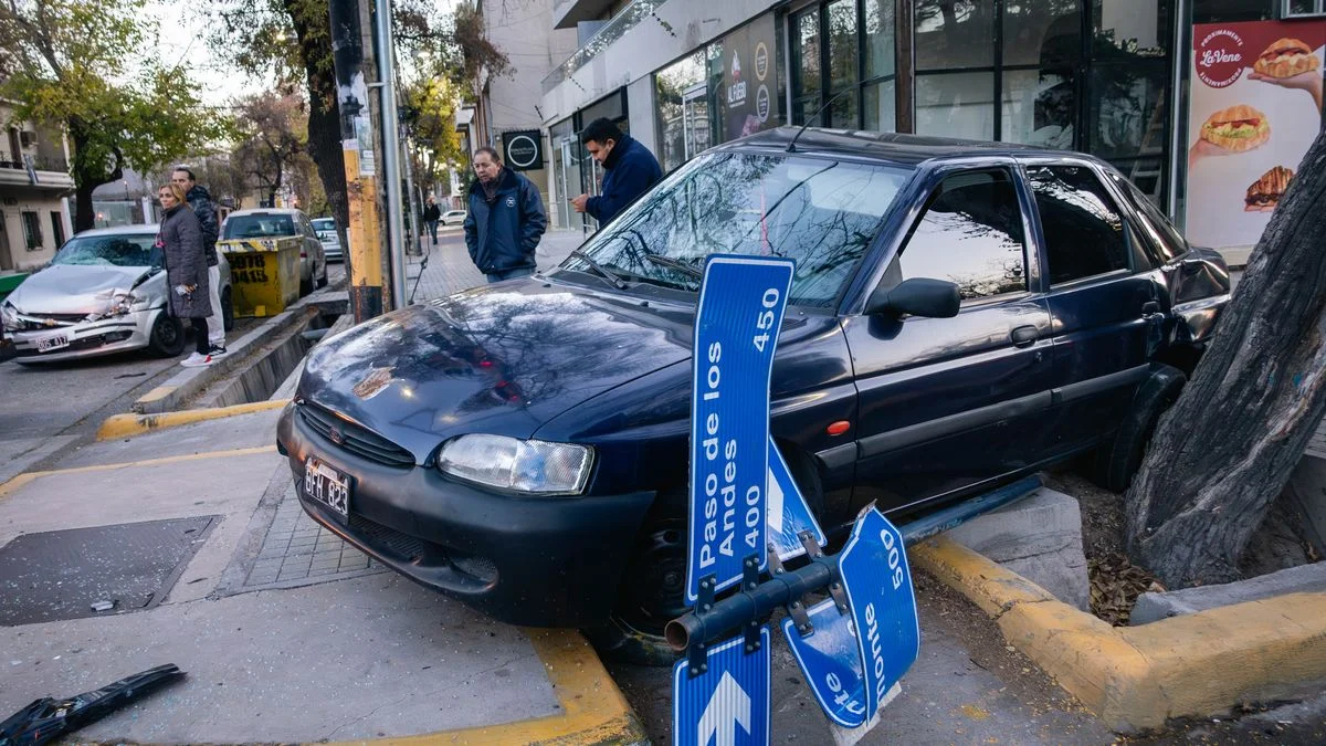 Aparatoso choque entre dos autos en la Ciudad dejó dos lesionados