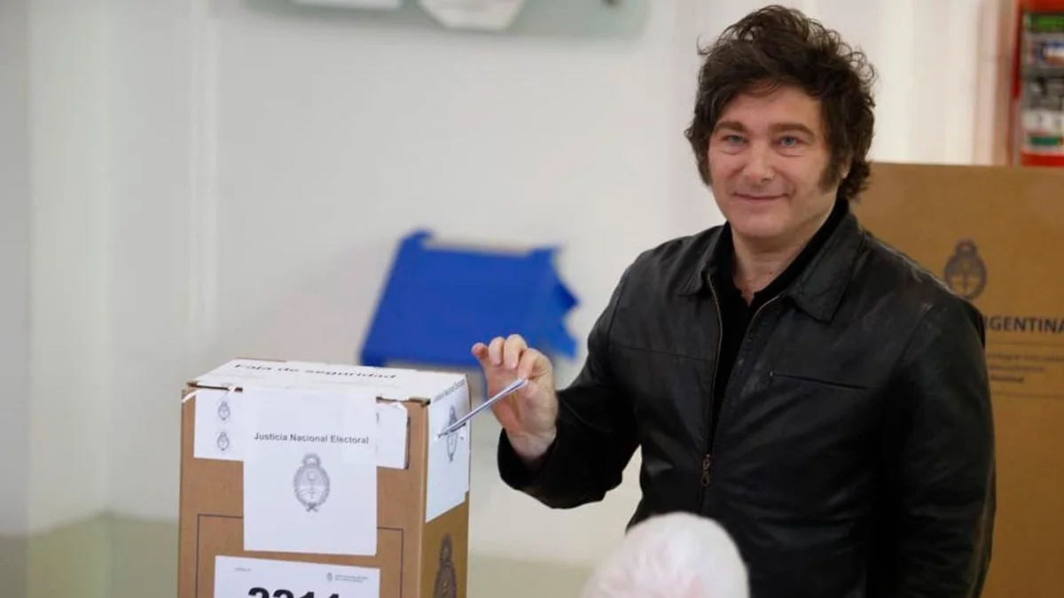 El presidente Javier Milei votó en Almagro acompañado por su hermana Karina