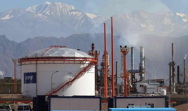 La refinería de YPF en Luján. 