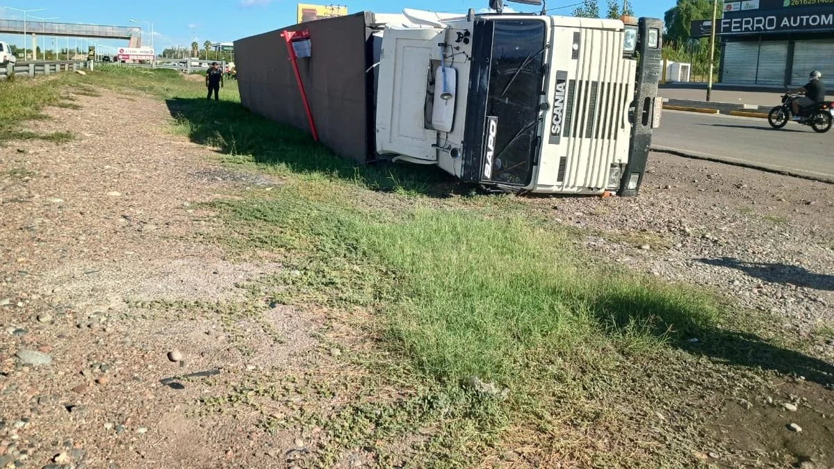 Un camión cargado de ajo volcó en el Acceso Este: no hay heridos