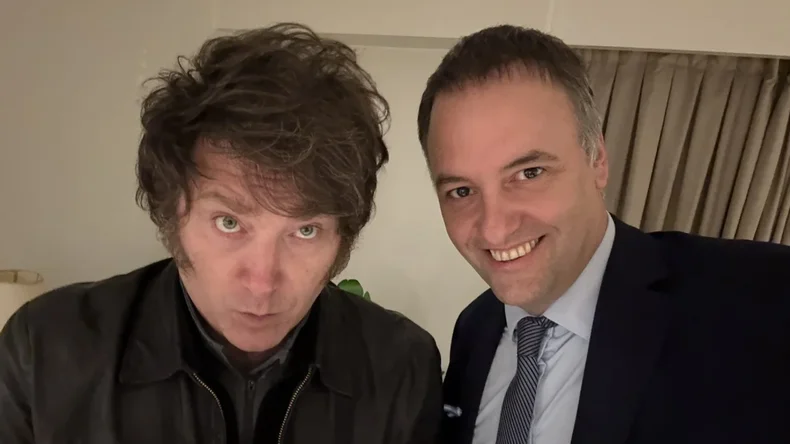 El presidente Javier Milei junto al vocero Manuel Adorni.&nbsp;
