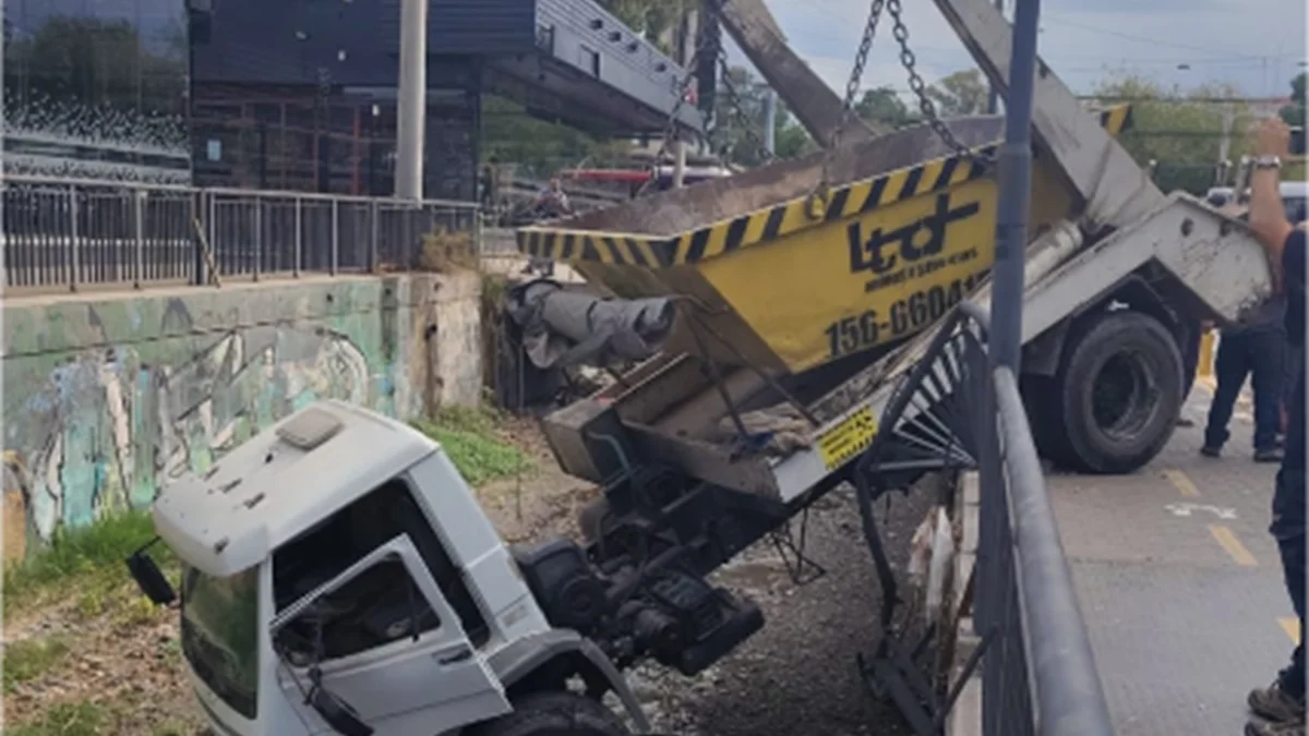 Conmoción en Ciudad: desbarrancó un camión en el zanjón Frías