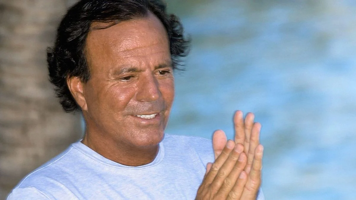 Julio Iglesias respondió a las acusaciones por abuso y negó todo