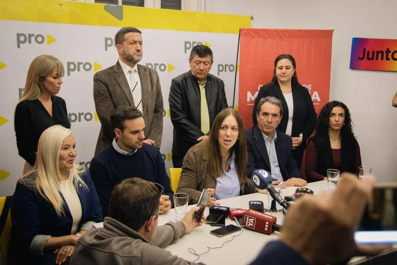 Mar&iacute;a Eugenia Vidal, flanqueada de un lado por dirigentes del Pro, y del otro Jorge Difonso, el candidato a diputado nacional por Provincias Unidas.&nbsp;
