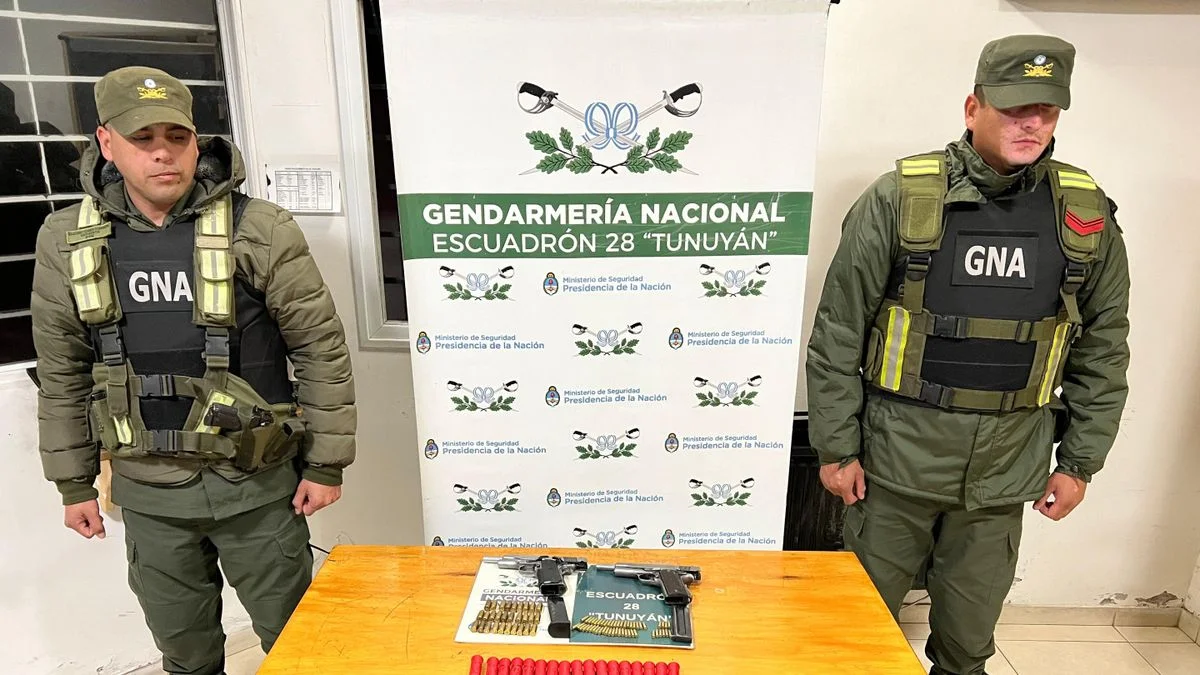 Tres detenidos en Tunuyán: transportaban pistolas, escopeta y municiones escondidas en un vehículo