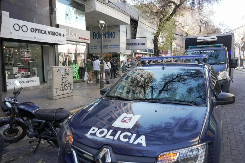 Hallaron a una pareja fallecida en un departamento del centro