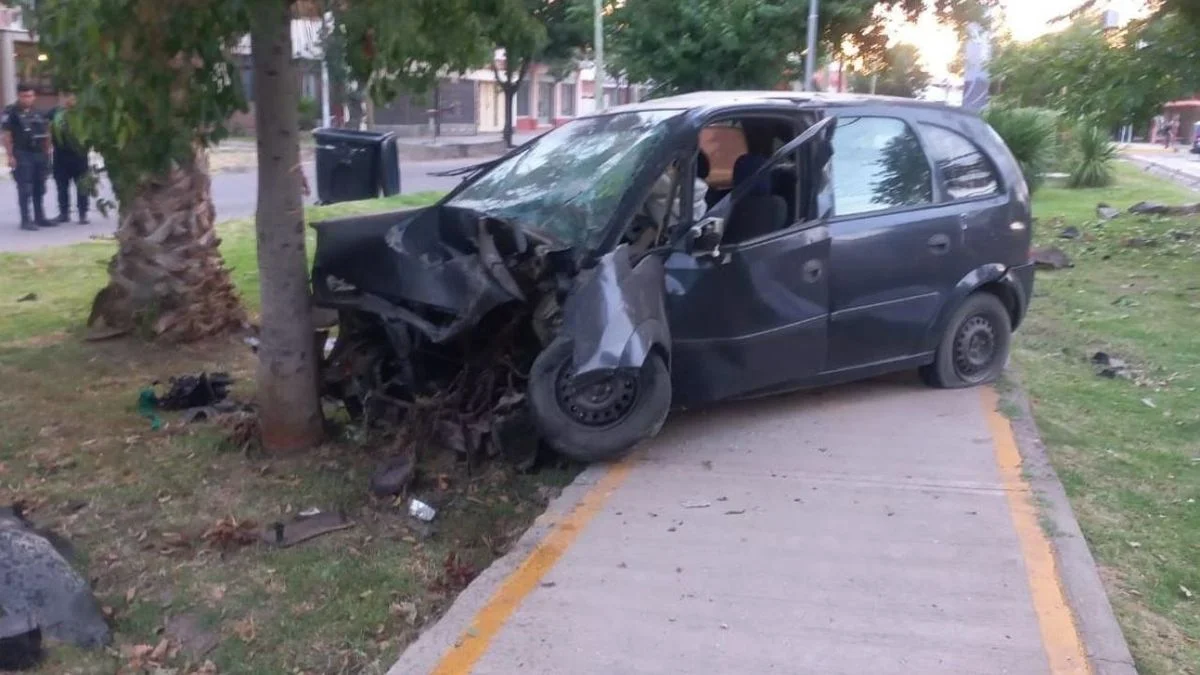 Grave accidente en Guaymallén: atropelló a un peatón, chocó contra un árbol y murió