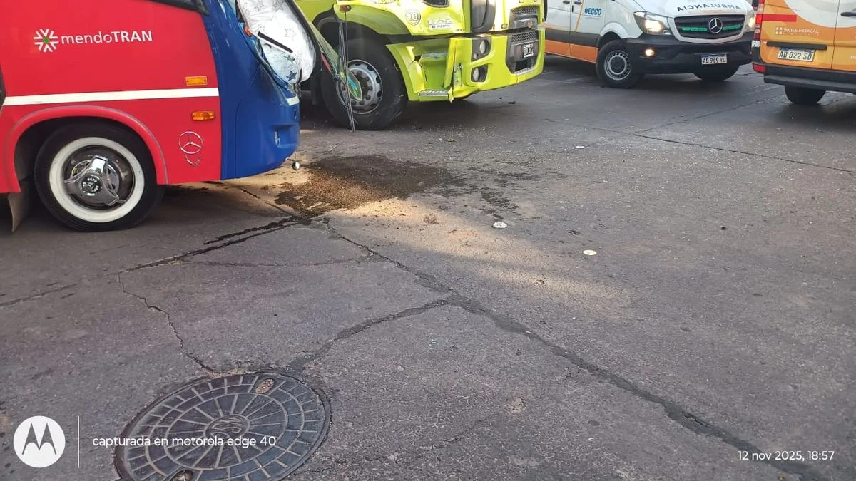Accidente en Godoy Cruz: un colectivo chocó contra un camión de bomberos
