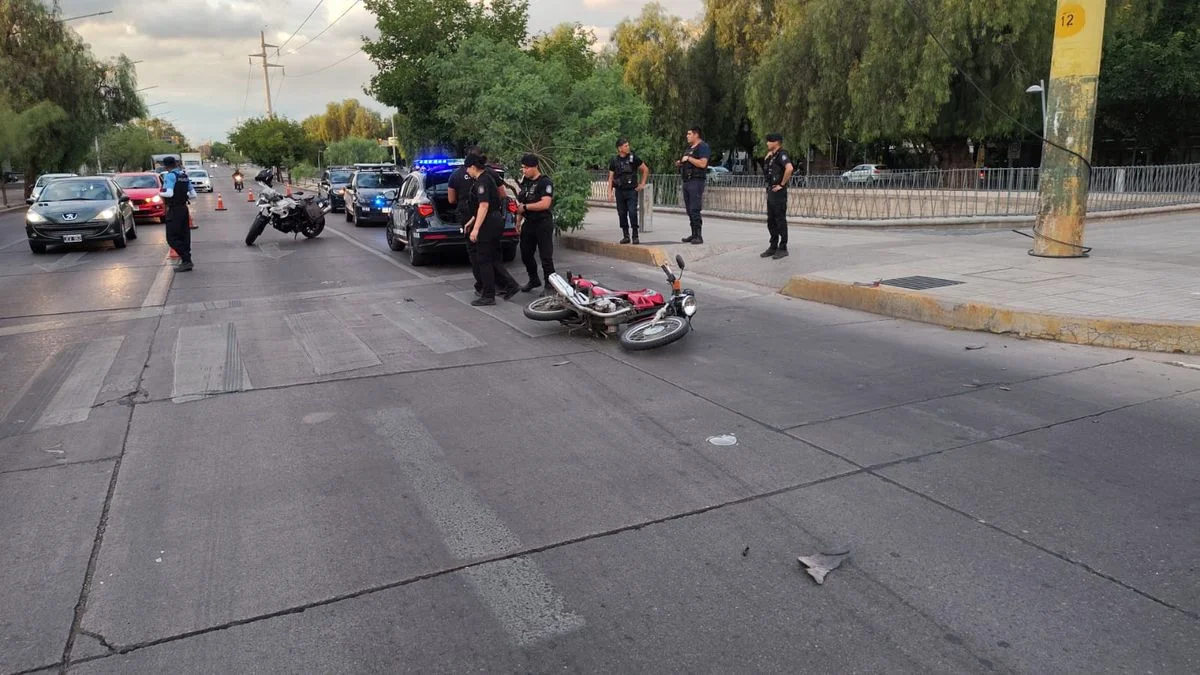 Un policía protagonizó un accidente con su moto en la Costanera y sufrió graves lesiones