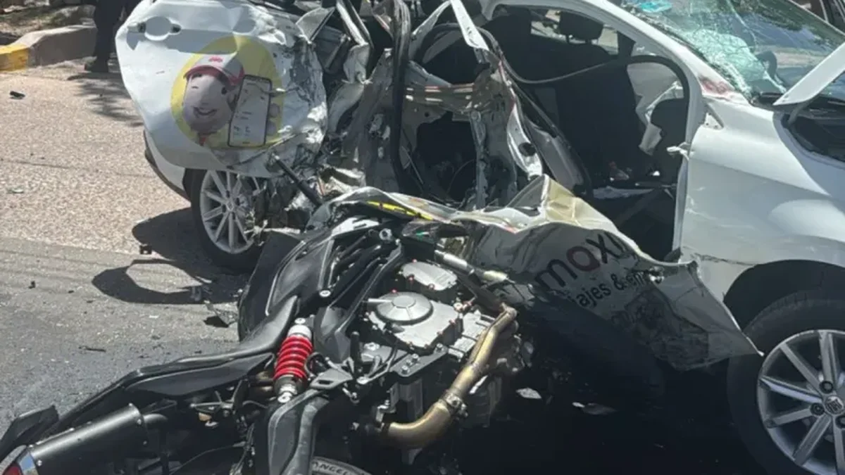 Murió un motociclista tras chocar contra un auto de una app de viajes frente al parque Metropolitano en Maipú