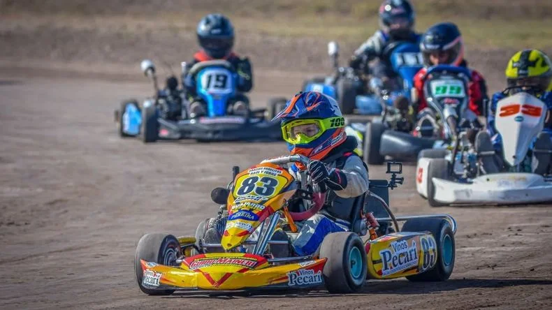 Victoria Imberti encabeza el pelotón de la 110 Menor.