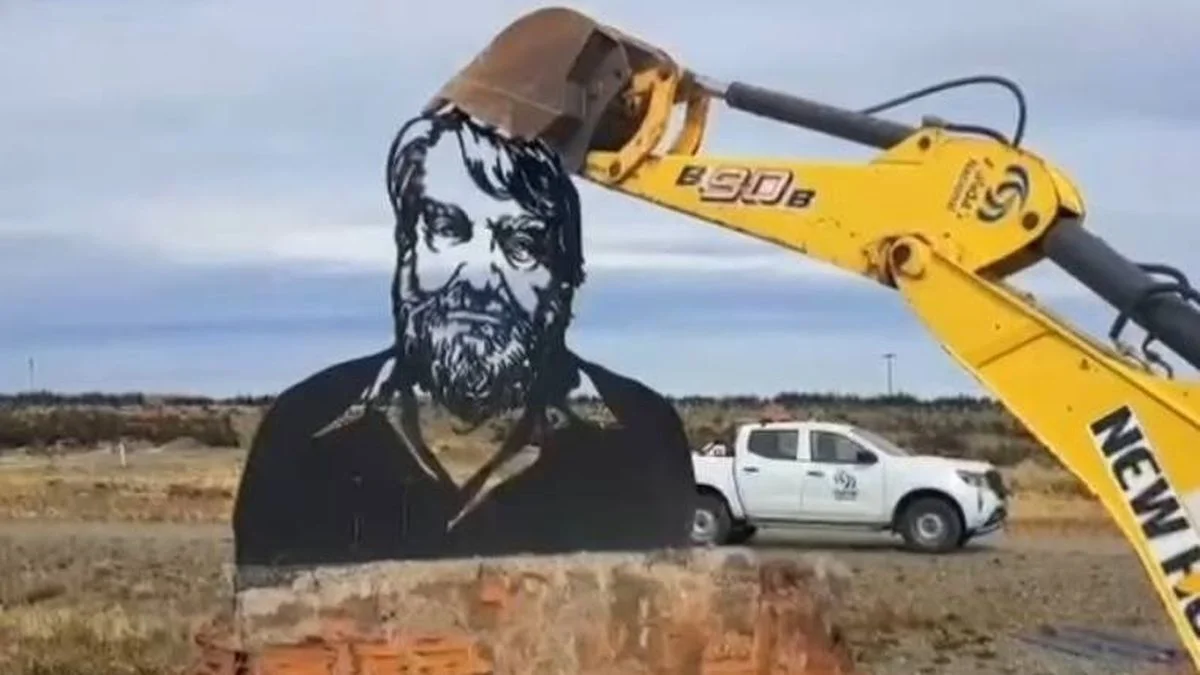 Vialidad Nacional destruyó un monumento al escritor Osvaldo Bayer en Santa Cruz