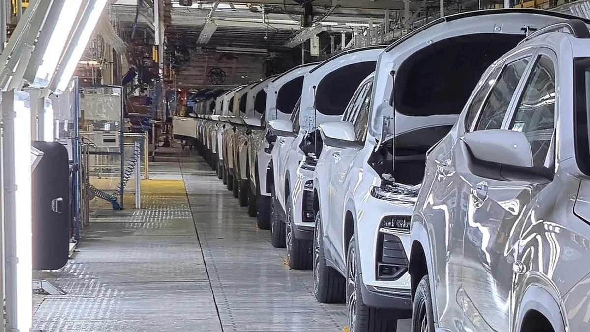 Se derrumba la industria automotriz: después de Toyota, otra empresa recorta turnos y ofrece retiros