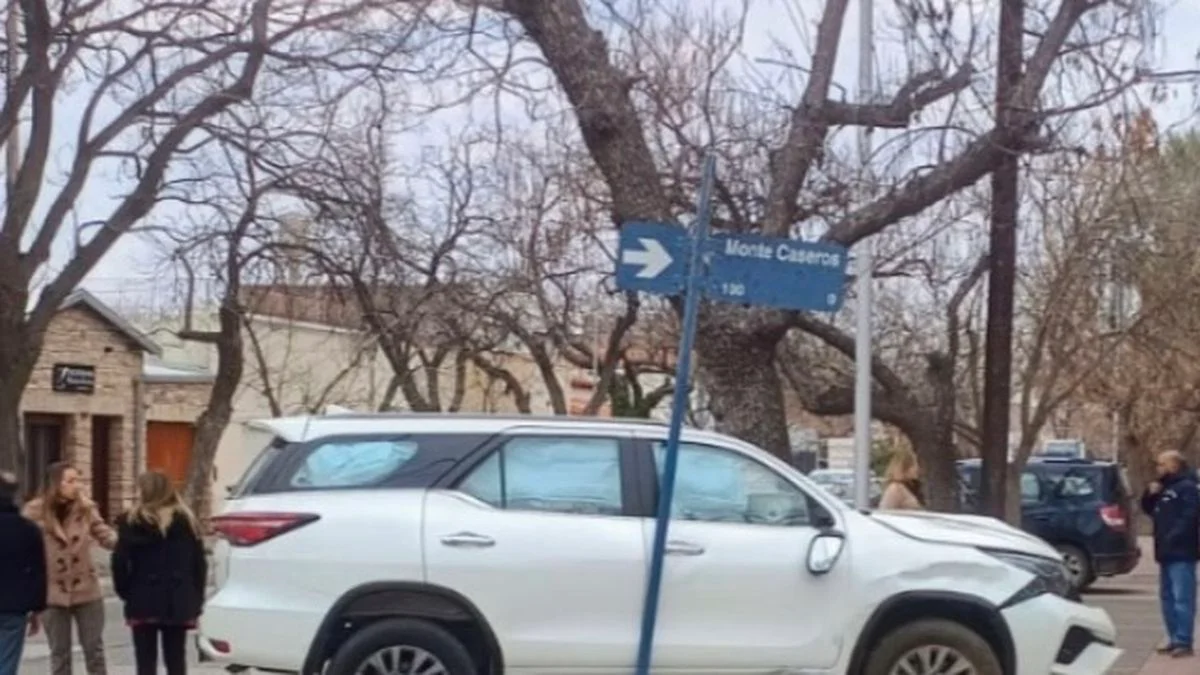 Una camioneta y un taxi protagonizaron un choque en San Rafael: terminaron sobre la vereda