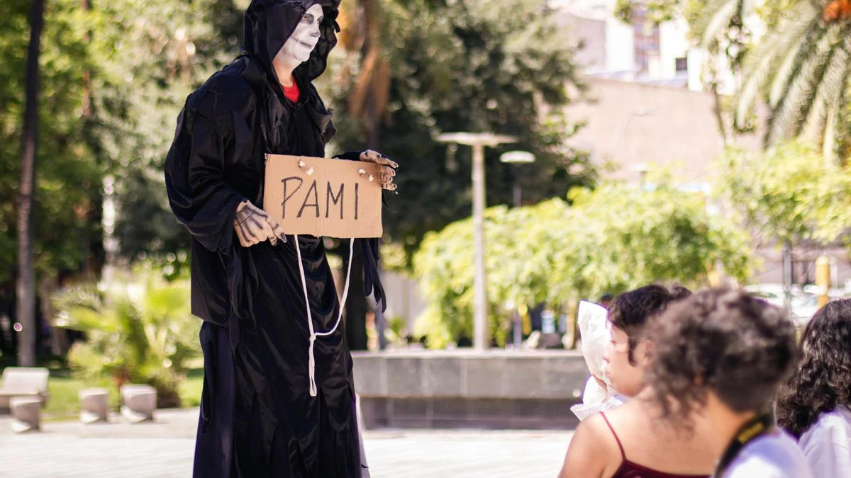 Bajo el sol abrasador de enero, los jubilados cumplieron cien rondas en las plazas contra el plan de ajuste