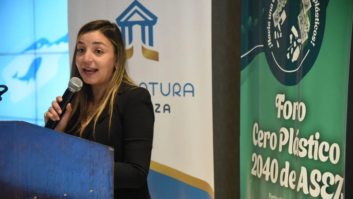 Jóvenes voluntarios debatieron en la Legislatura cómo disminuir el uso de plásticos