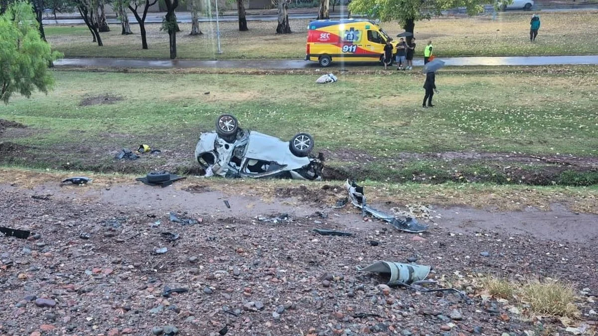 Accidentes en Gran Mendoza: un auto desbarrancó en el Acceso Este y un motociclista chocó en el Acceso Sur