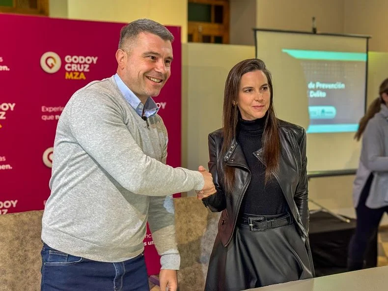 El intendente de Godoy Cruz, Diego Costarelli junto a la ministra de Seguridad, Mercedes Rus.&nbsp;