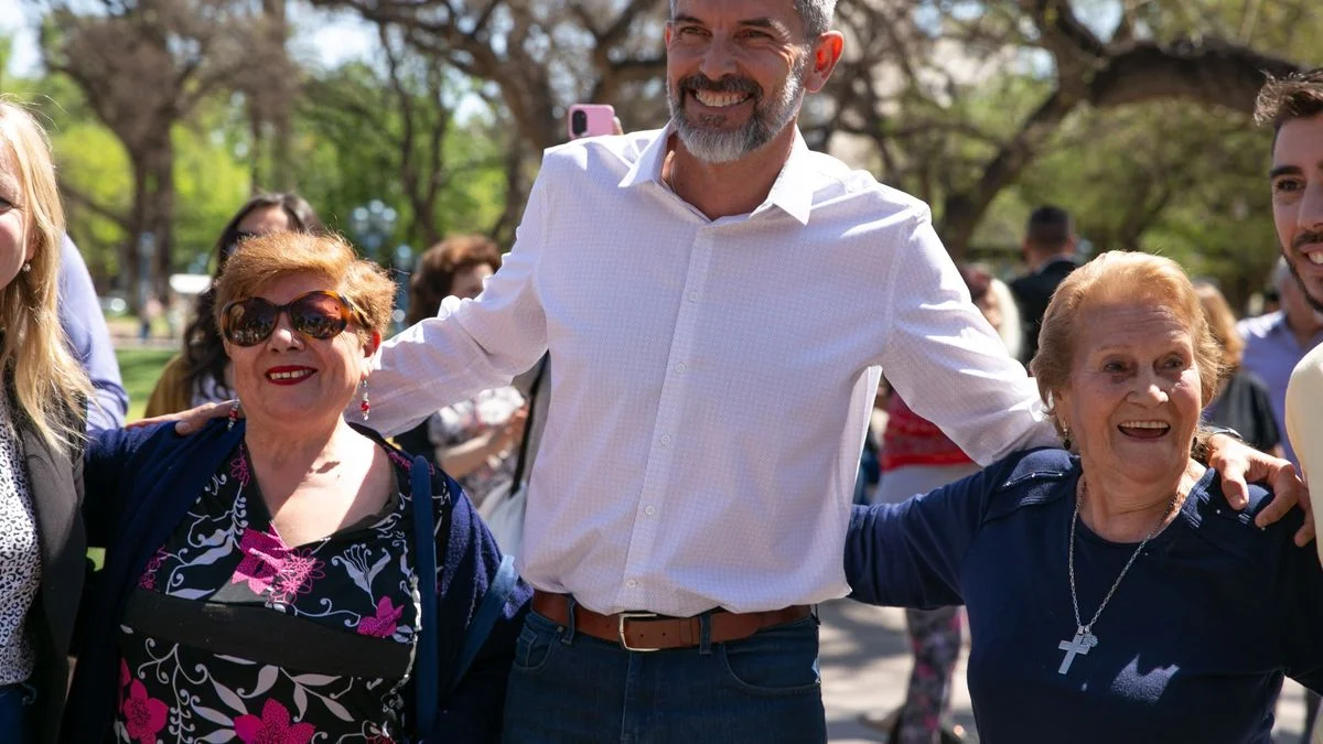 Ulpiano Suárez organiza un festival con jubilados y socava las diferencias con Javier Milei