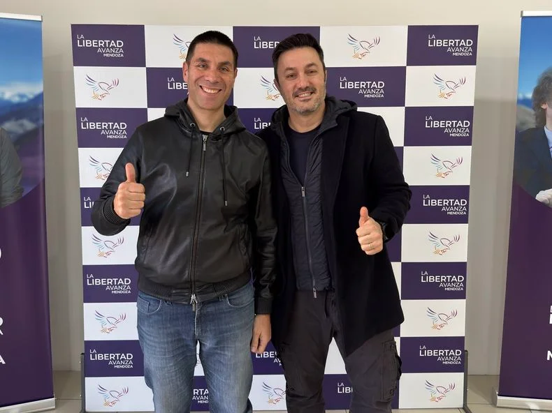 Luis Petri junto a Facundo Correa Llano en la sede partidaria ubicada en el centro mendocino.   