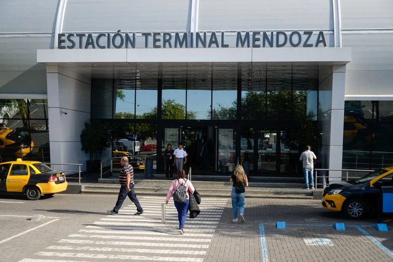 El transporte de media y larga distancia parte desde la Terminal de Ómnibus. 