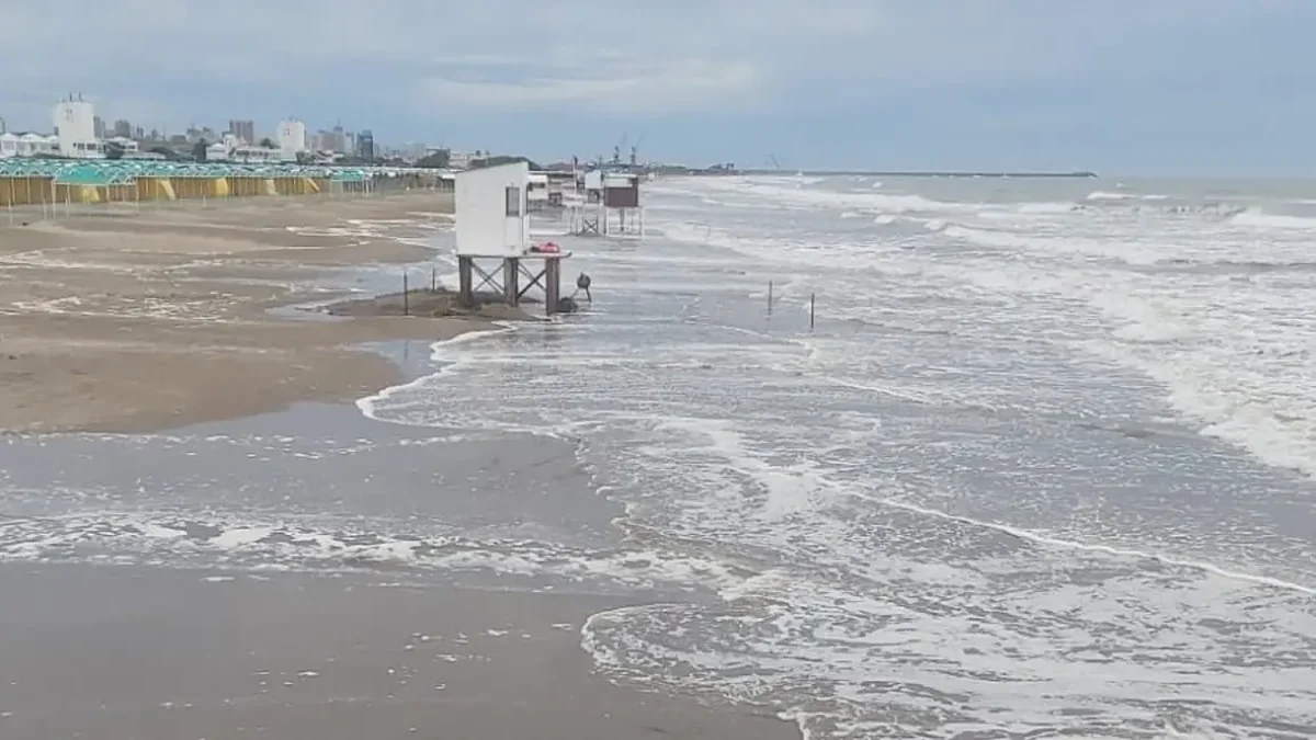 Las olas dejaron a Mar del Plata sin playas y provocaron destrozos millonarios en el comercio