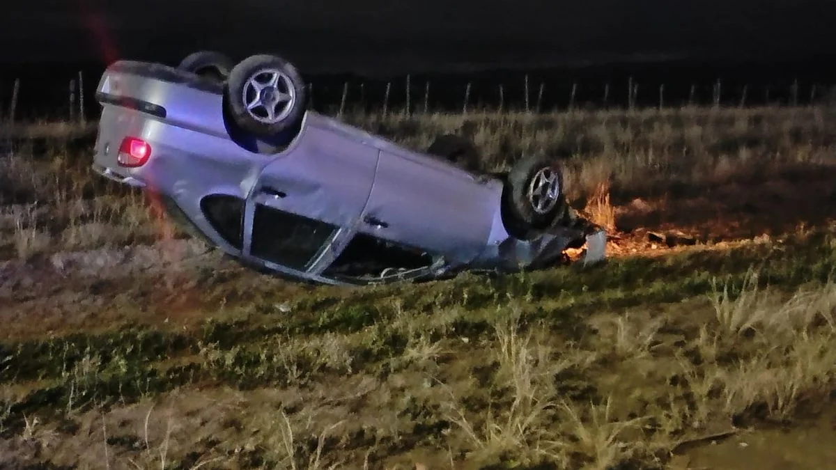 Aparatoso vuelco en San Carlos: el conductor sufrió graves lesiones