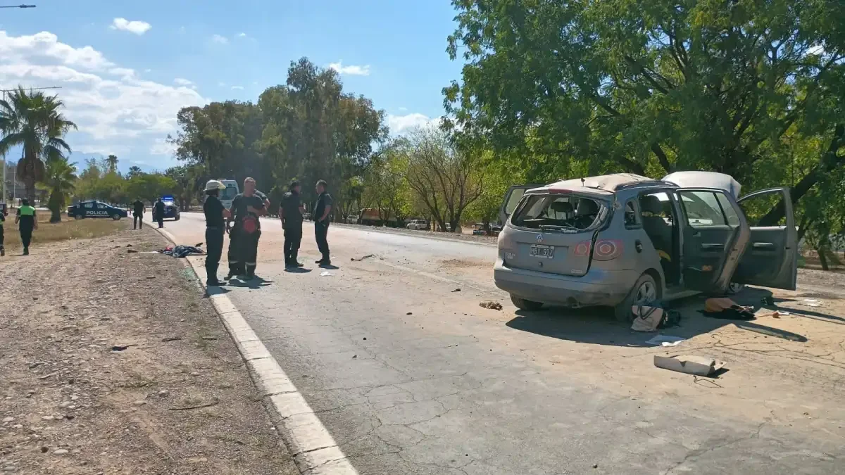 Vuelco fatal en el Acceso Este: los accidentados son cordobeses que estaban de vacaciones en Mendoza