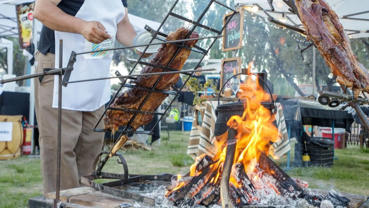 Maipú: 40 equipos compiten por el mejor sándwich de vacío a la llama