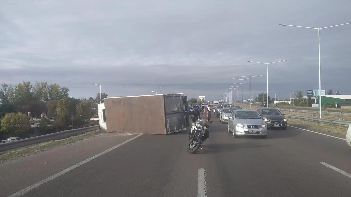 Fotos: un camión volcó en el Acceso Sur y generó caos vehicular