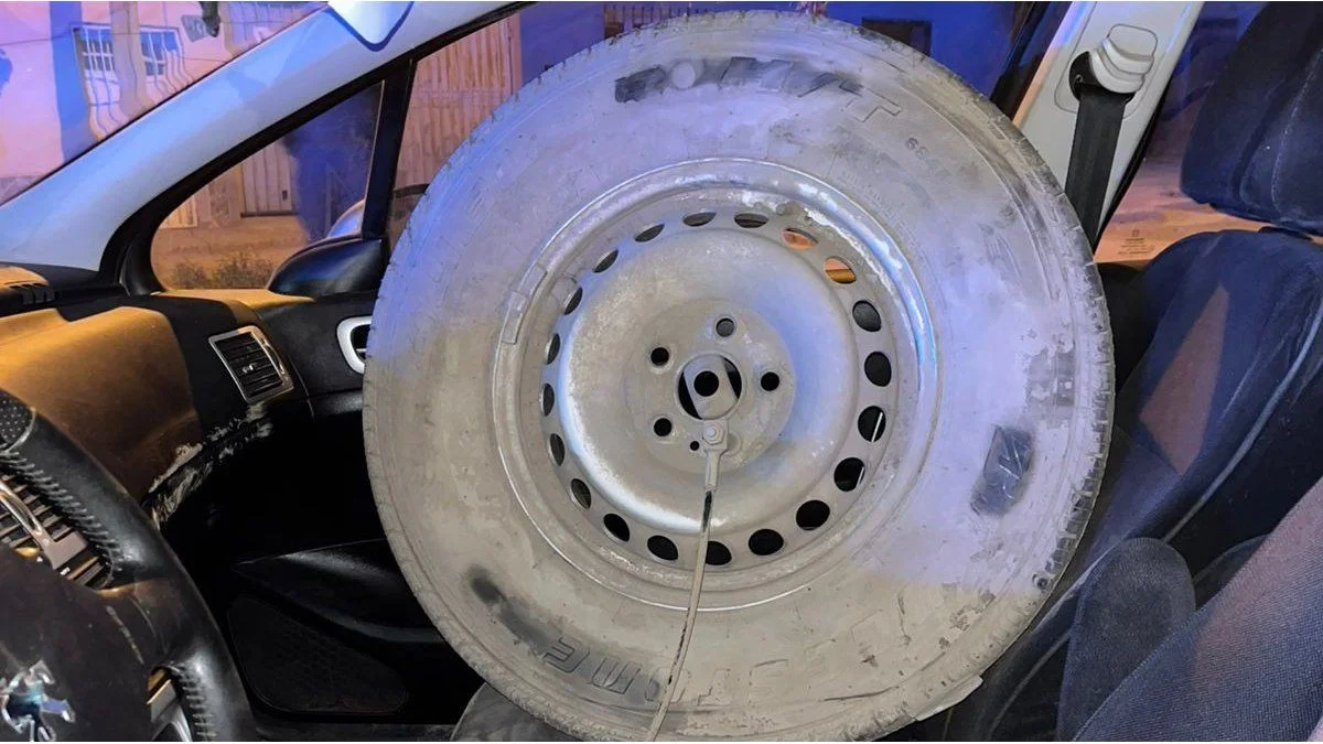 Robaron la rueda de una camioneta, la cargaron a un auto y tras una persecución la policía los detuvo