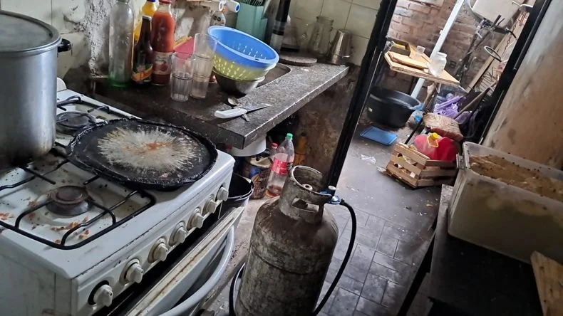 Comida podrida: allanan el domicilio que habría sido usado para armar los banquetes de las cenas de egresados