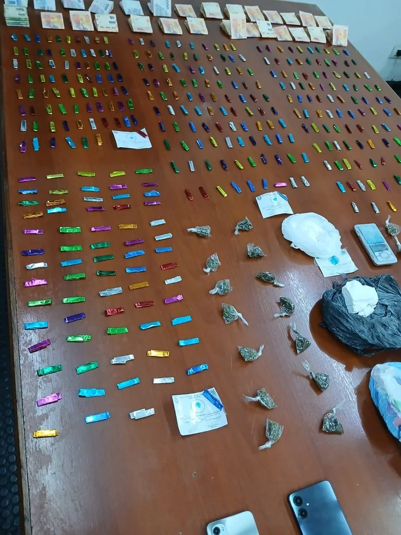 Dos allanamientos, detenidos y droga incautada. 
